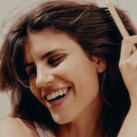 Frau kämmt Haare Frau kämmt Haare